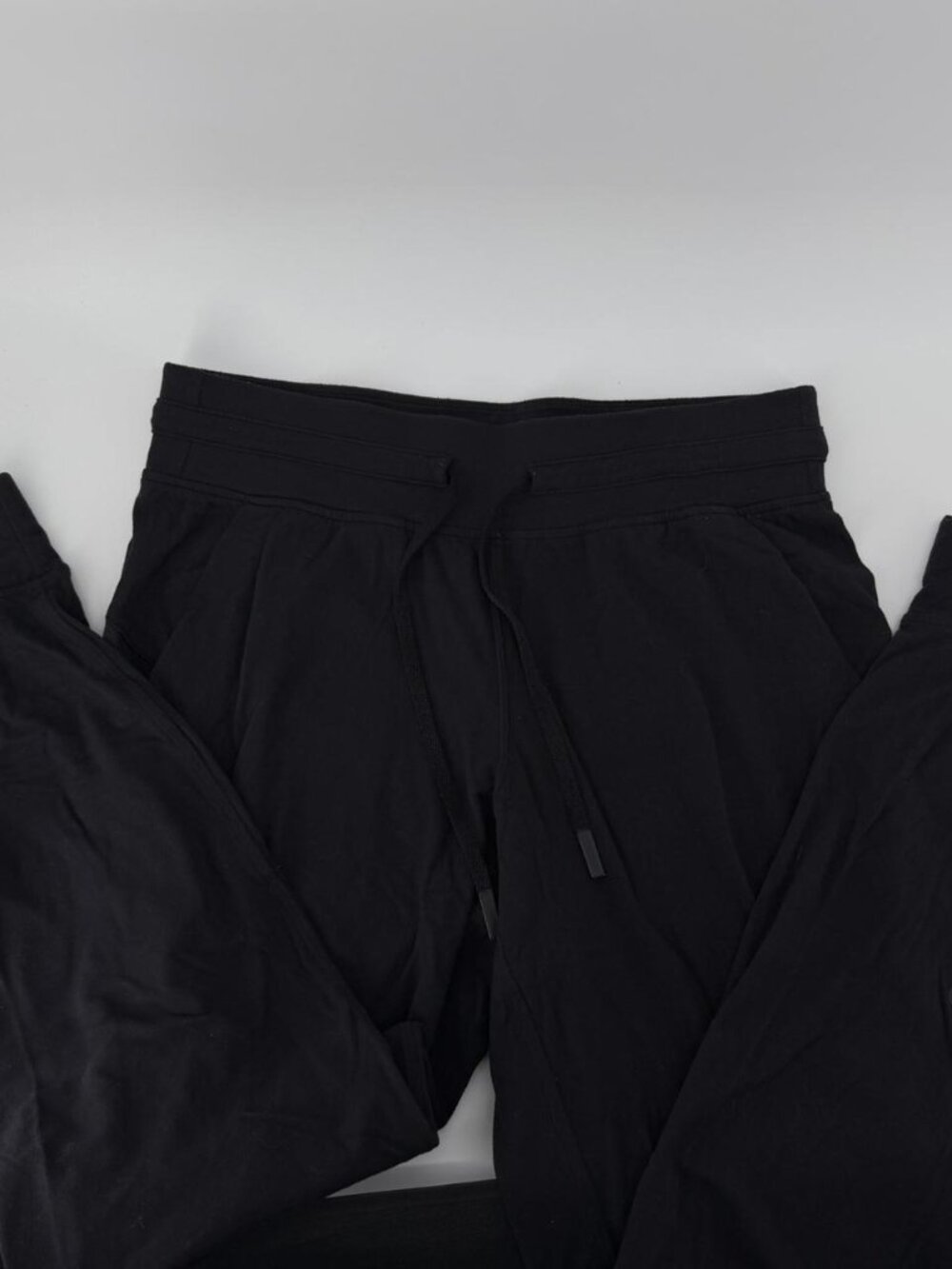 Lululemon black joggers with pockets pants Size 8